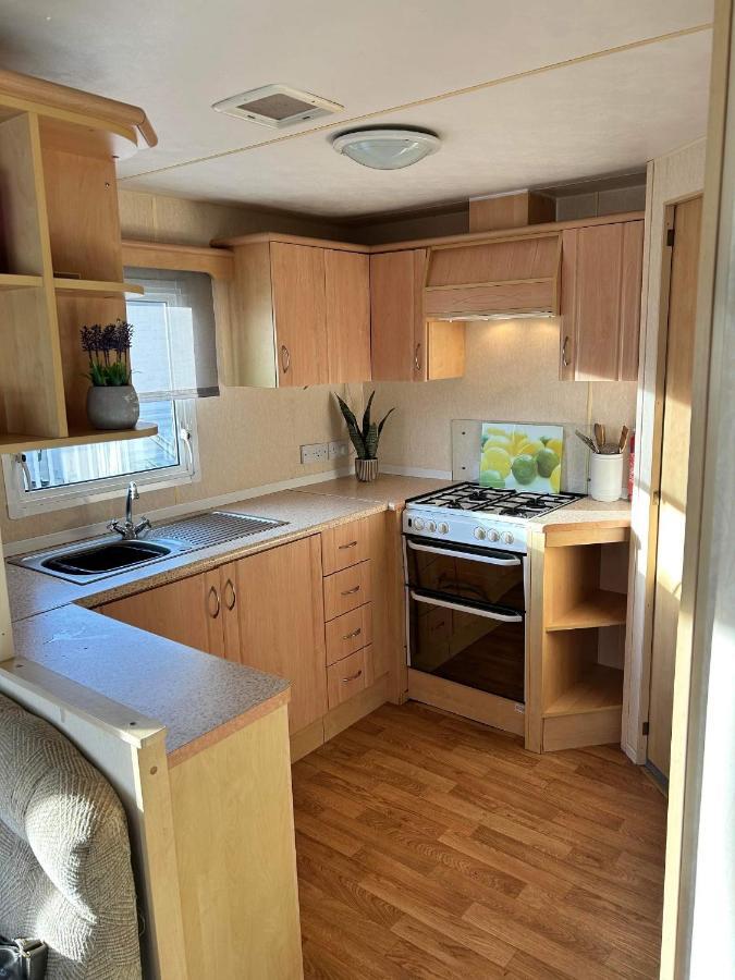 Lyntons 3 Bedroom Caravan Pets Stay Free Linen Included Хечем Экстерьер фото